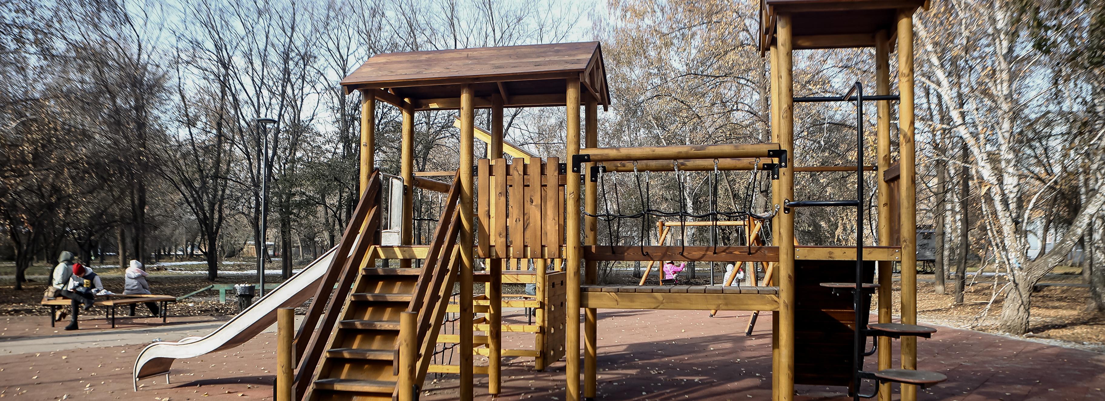 Деревянный игровой городок появился в сквере Сибиряков-Гвардейцев