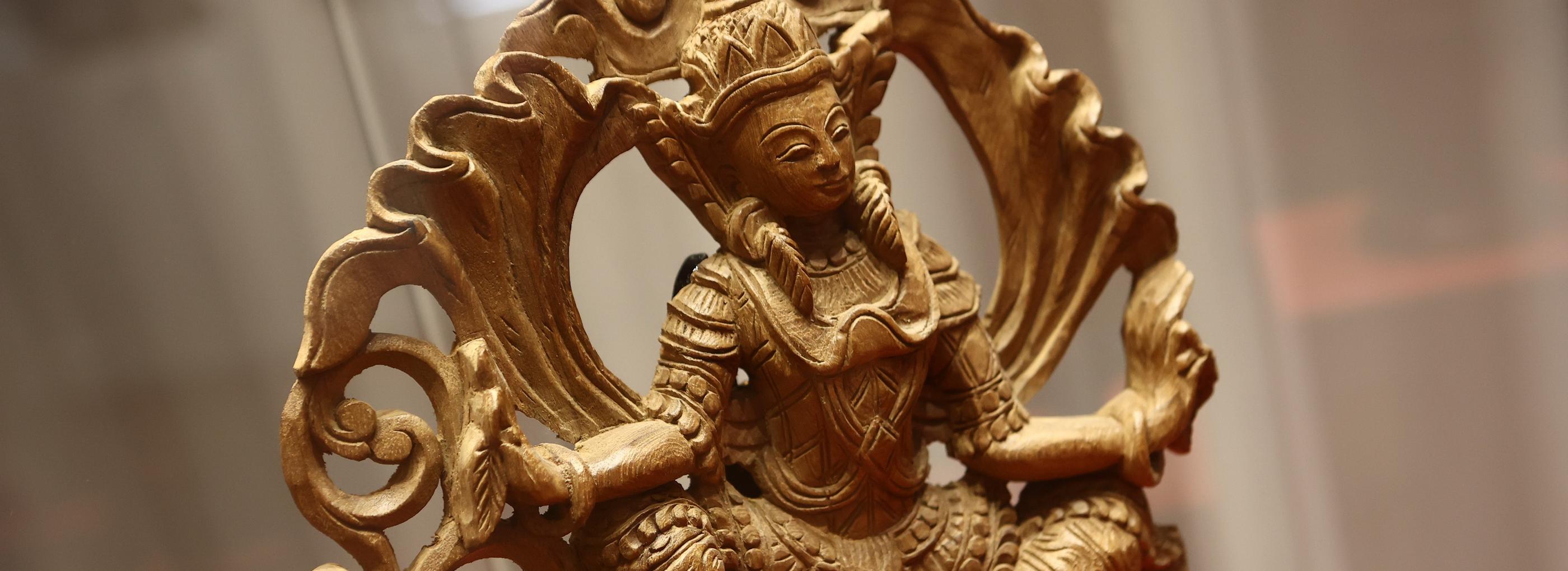 Мэр Кудрявцев открыл выставку «Мьянма — золотая земля» в Новосибирске