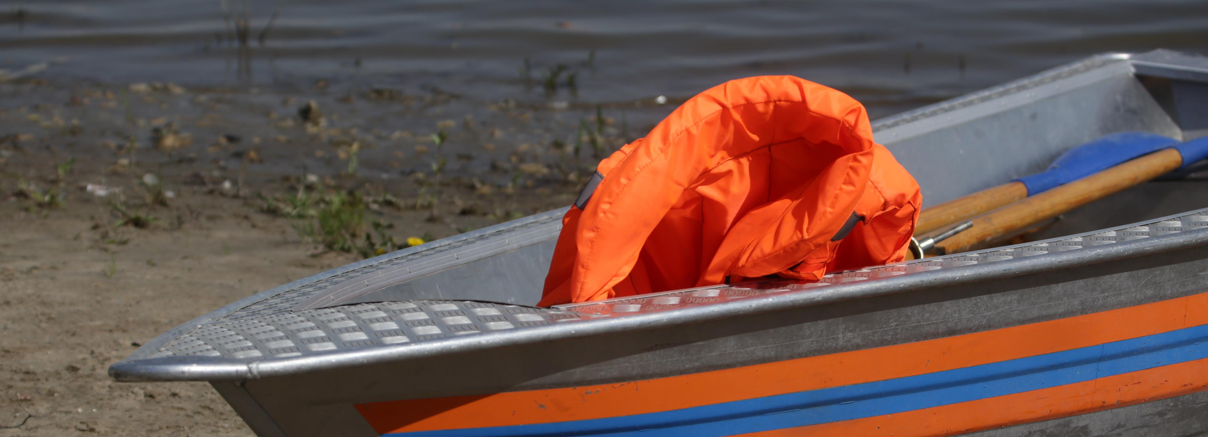 Под Новосибирском моторка перевернулась на Оби — двоих рыбаков ищут