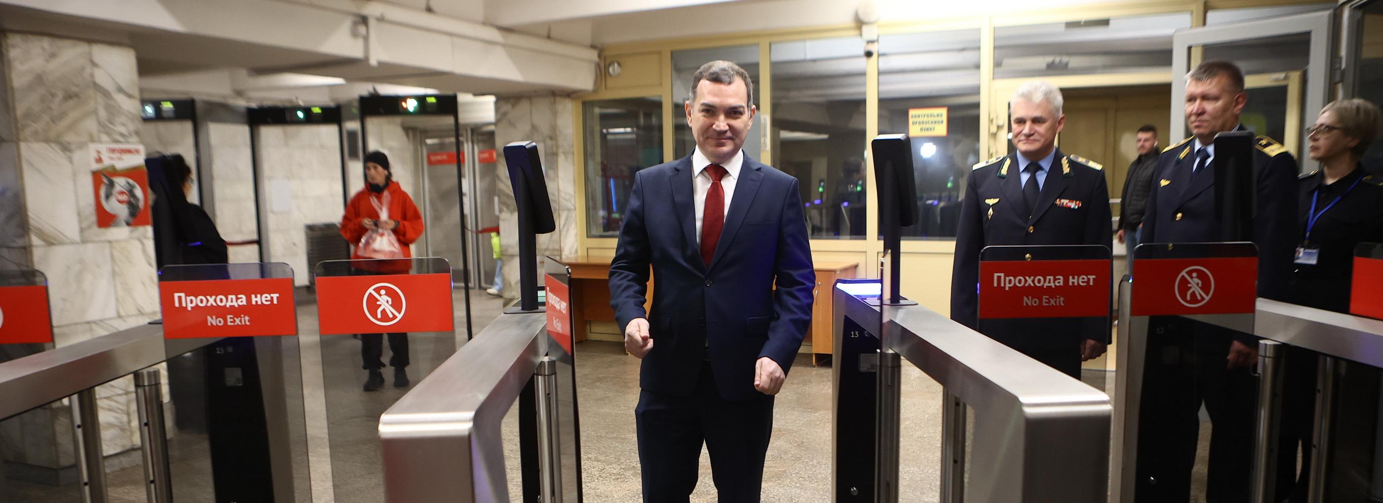 Мэр Кудрявцев опробовал оплату по биометрии в новосибирском метро