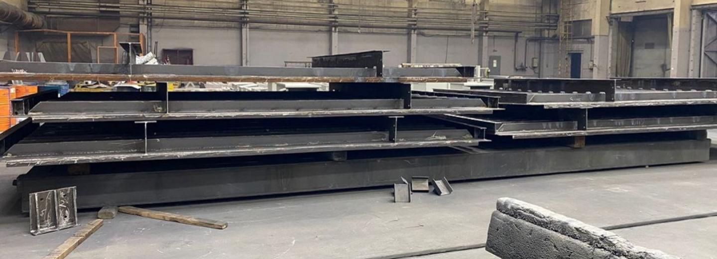 Стальной пролёт готовят для нового пешеходного моста в Новосибирске