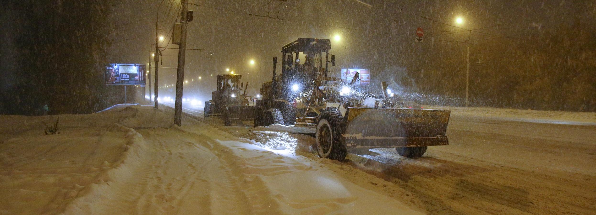 59 тонн антигололёдных материалов высыпали на дороги Новосибирска