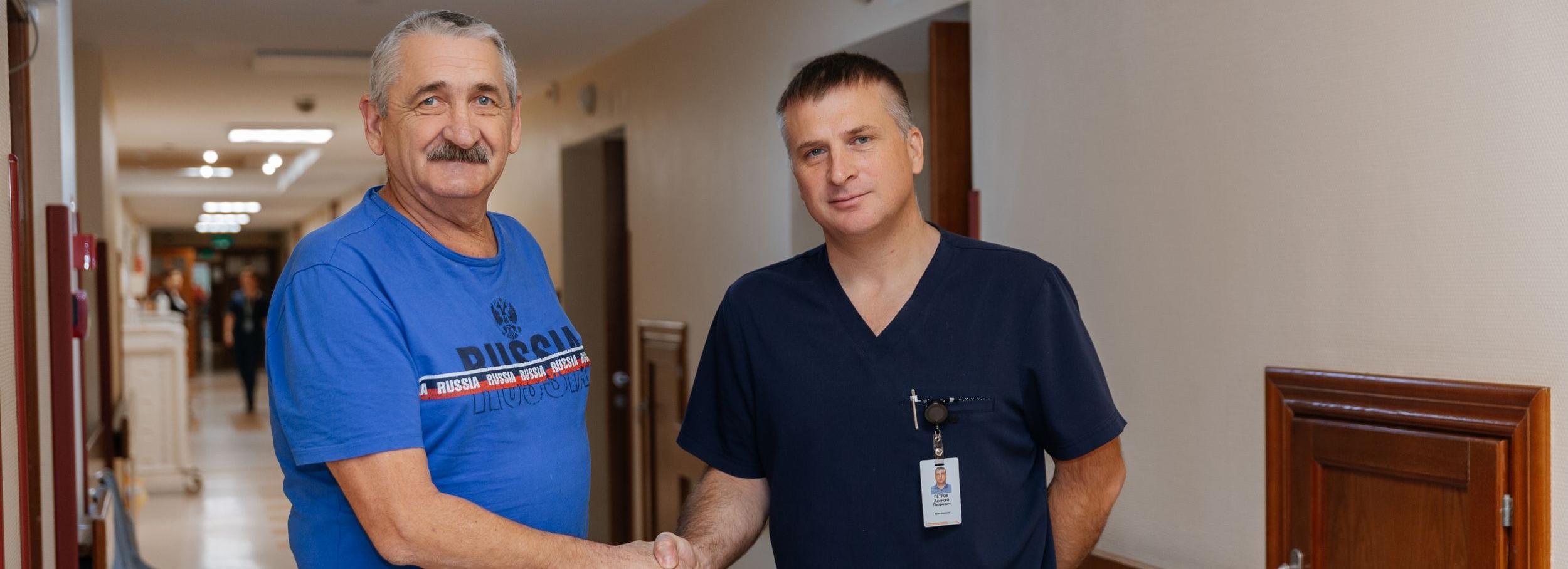 Хирурги центра Мешалкина удалили из груди пациента опухоль весом 4 кг