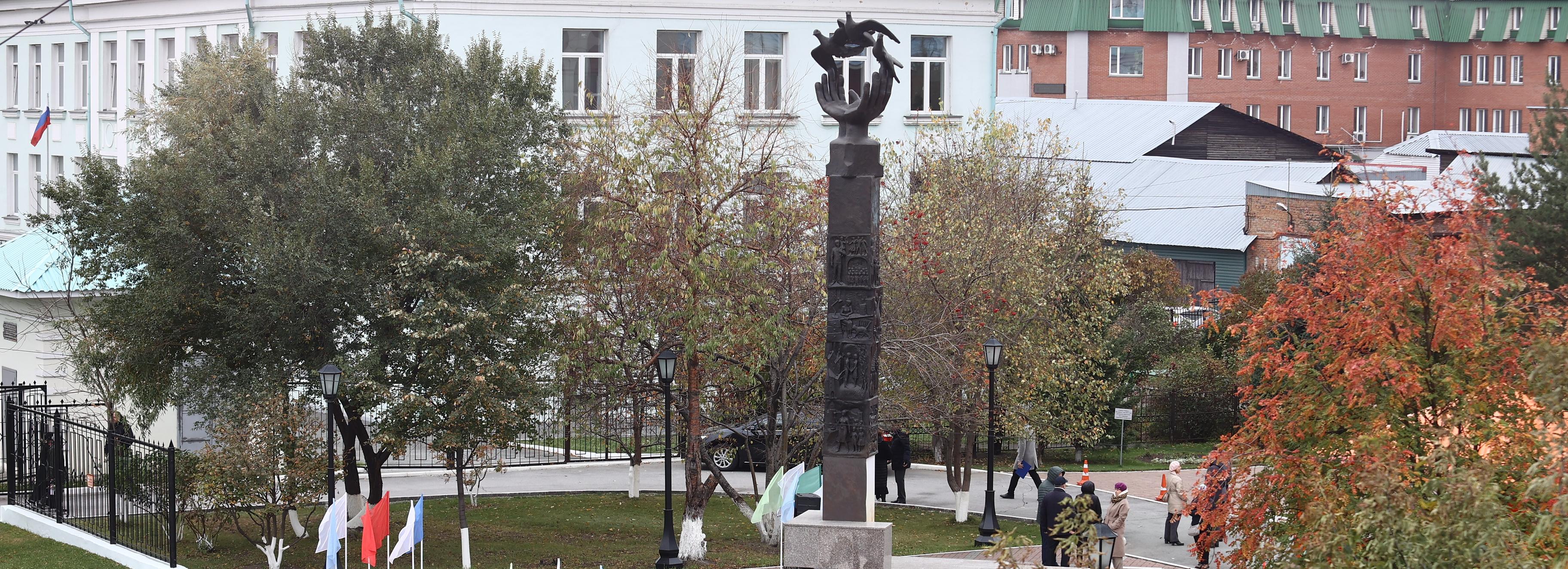 Теперь в бронзе: обновлённый «Гимн учителю» открыли в Новосибирске