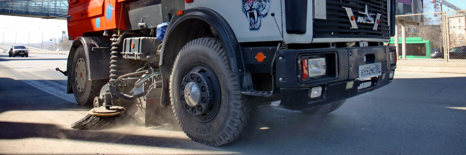 Две сотни машин вывели на уборку Новосибирска в праздничный день