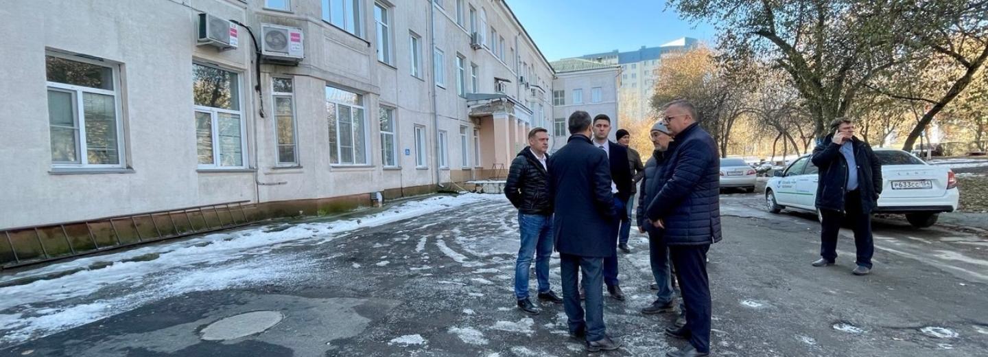 Здание ДГКБ №1 Новосибирска с упавшим потолком будут проверять две недели