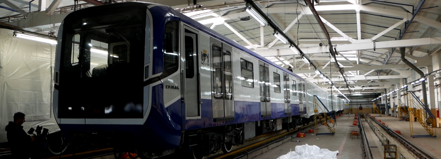 Распаковали как подарки: защитную плёнку сняли с метропоездов «Ермак»