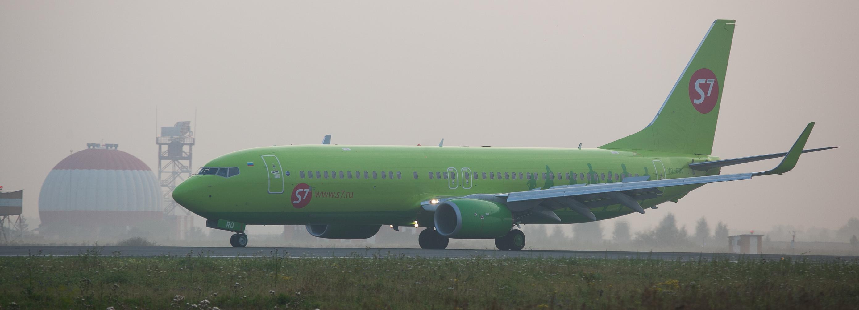 S7 Airlines разрешила стюардессам носить стильные кроссовки на борту