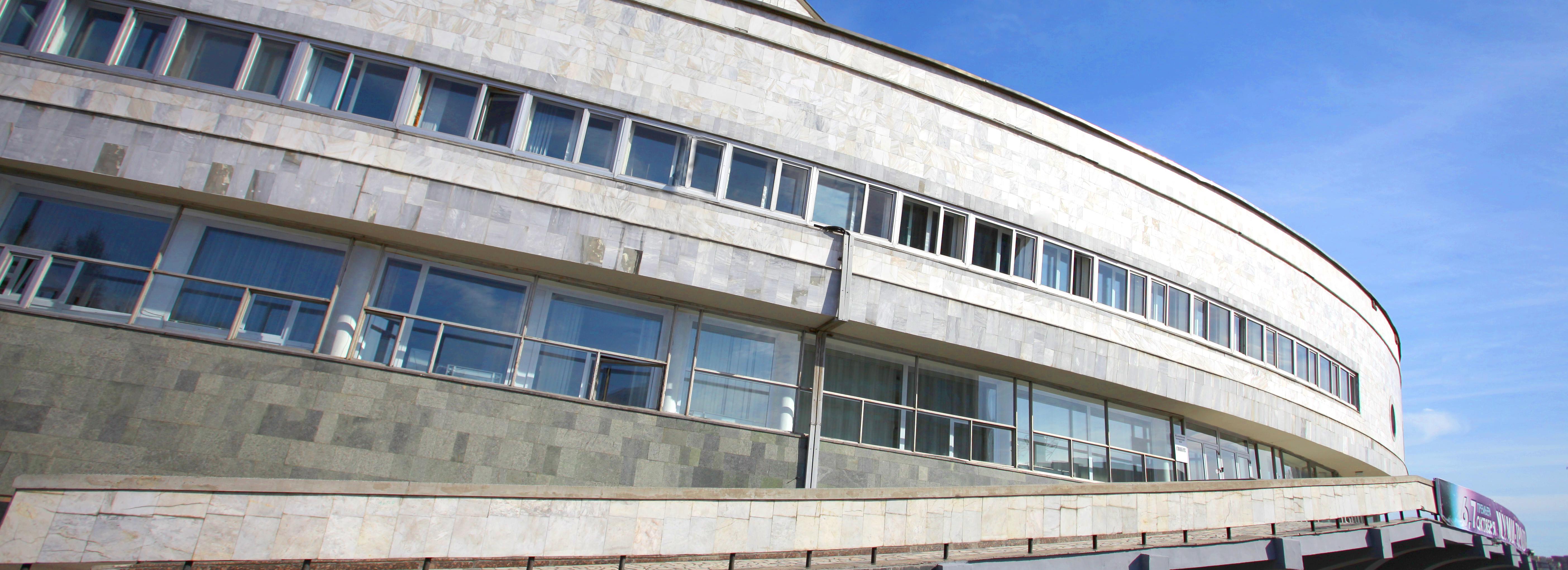 Культурная столица: книжный в трамвае, опера в метро и секреты «Глобуса»