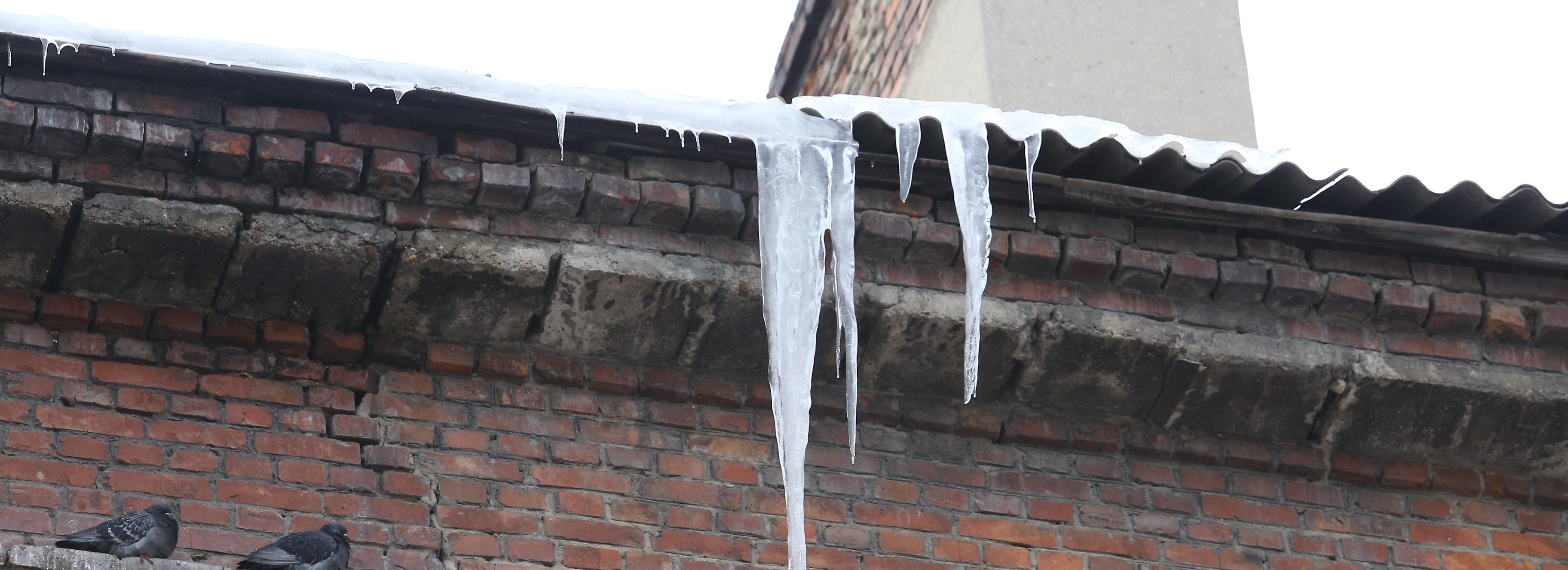 200 тысяч взыскали за падение наледи на школьника в Новосибирске (18+)