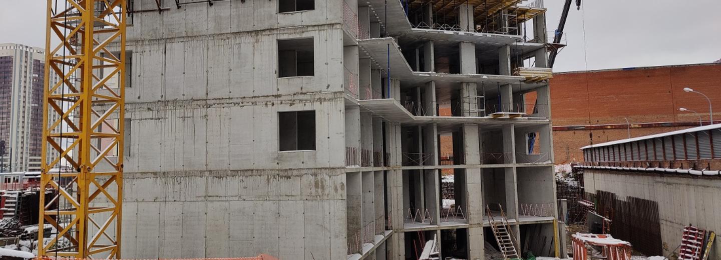 Многоэтажку-трилистник строят на месте заброшенного котлована в центре