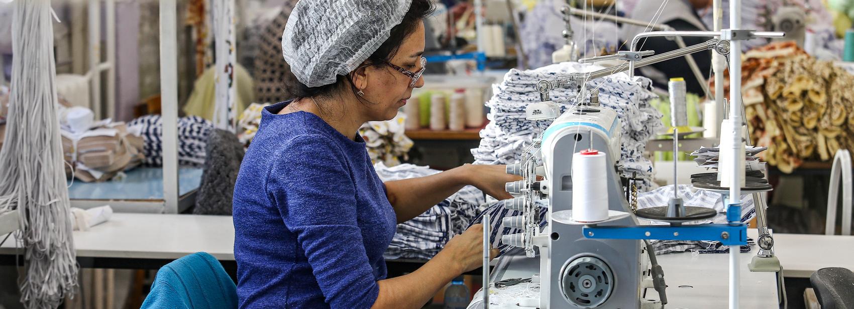 До 155 000 рублей в месяц может зарабатывать портной в Новосибирске