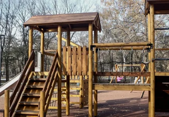 Деревянный игровой городок появился в сквере Сибиряков-Гвардейцев