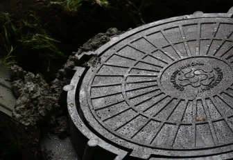 Энергетики купили 529 новых люков для улиц Новосибирска