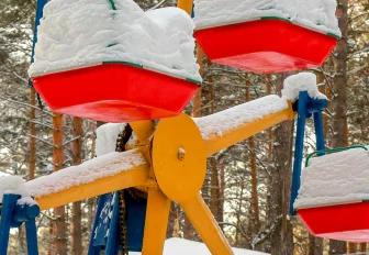 Летние аттракционы и спортплощадки закрыли в парках Новосибирска