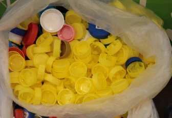 2150 кг пластиковых крышечек сдали новосибирцы в Центральном парке