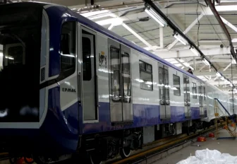 Распаковали как подарки: защитную плёнку сняли с метропоездов «Ермак»