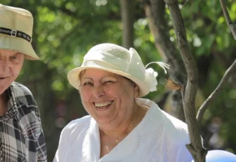 Новосибирцы рассказали, сколько тратят на помощь родителям