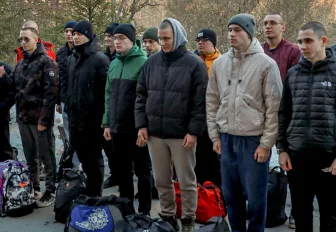 Осенний призыв: 16 новобранцев проводили из военкомата в Новосибирске