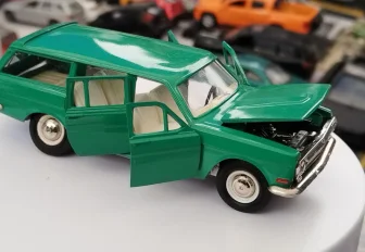 Выставка коллекционных машинок открылась в Первомайском сквере