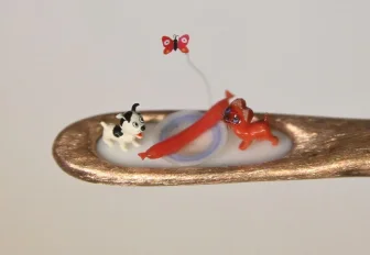 Новосибирец поместил котёнка Гава и пёсика Шарика в ушко золотой иголки