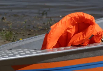 Под Новосибирском моторка перевернулась на Оби — двоих рыбаков ищут