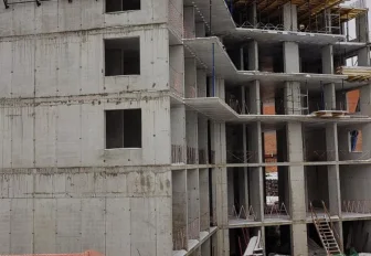 Многоэтажку-трилистник строят на месте заброшенного котлована в центре