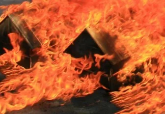 Пожар охватил гаражный кооператив в Новосибирске