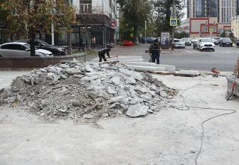 Старую разбитую плитку сняли с площади у кукольного театра в Новосибирске