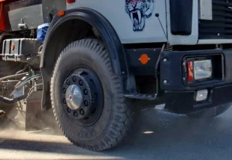 Две сотни машин вывели на уборку Новосибирска в праздничный день